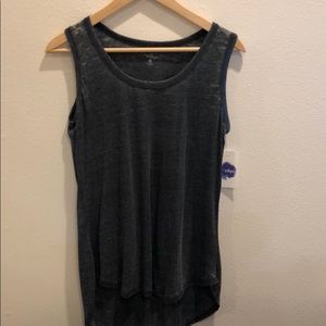 grey tank top